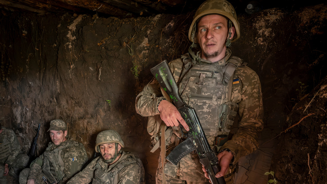 Exdiputado ucraniano: "Cada dos minutos, una persona abandona nuestro Ejército"