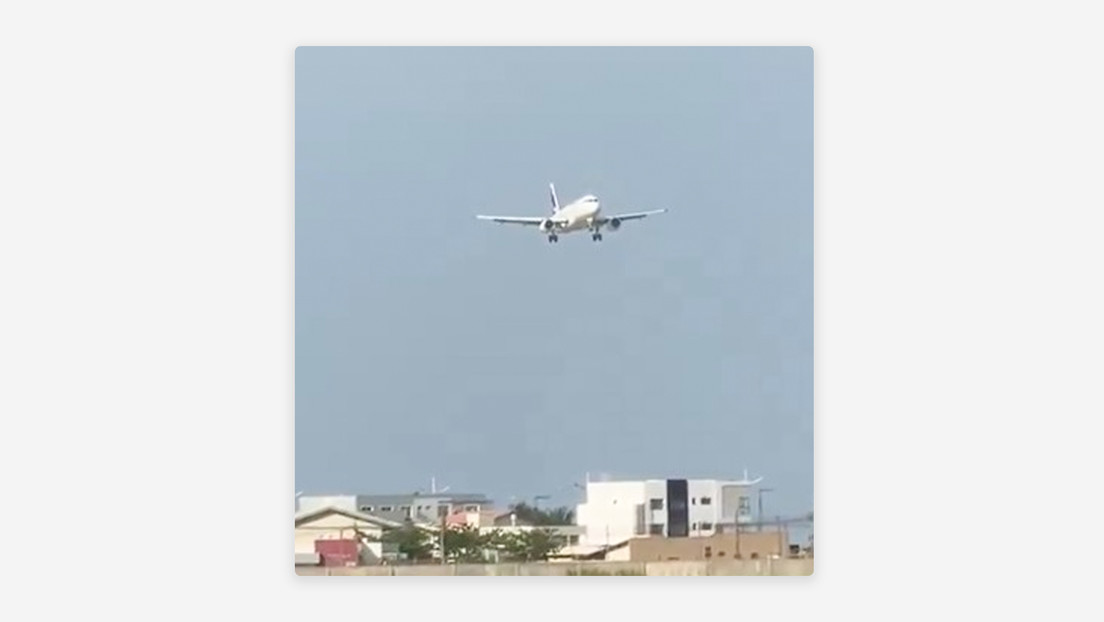 VIDEO: Avión aterriza de costado bajo fuerte viento cruzado