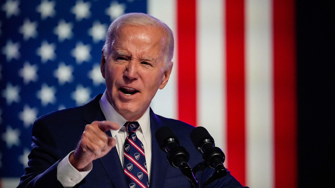 Zajárova ridiculiza la declaración de Biden de que "no hay reyes en las democracias"