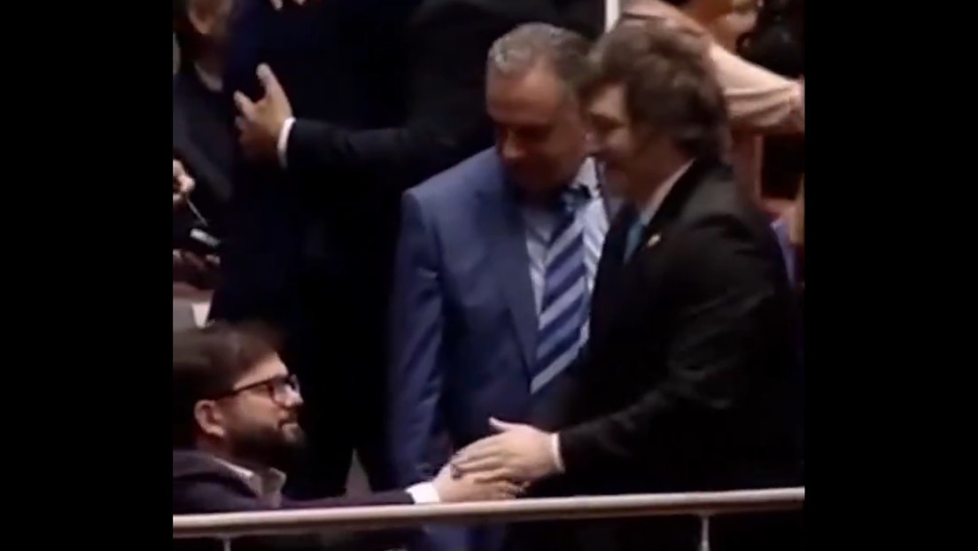 Sentado y sin abrazo: el parco saludo de Boric a Milei en Bolivia (VIDEO)