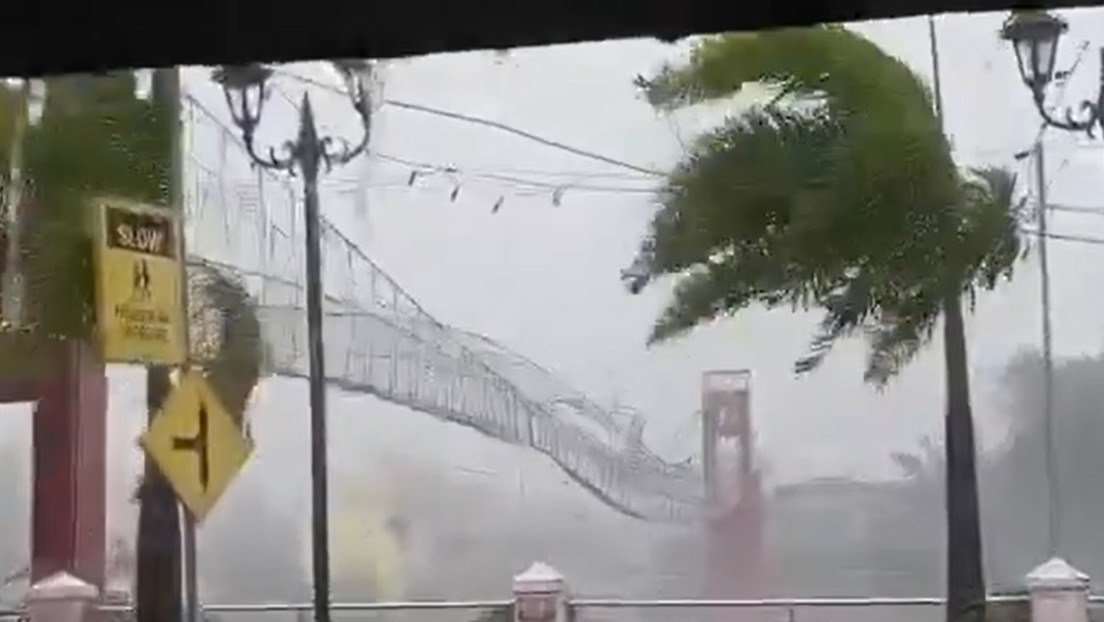 El tifón Fung-Wong 'se ensaña' con un puente colgante en Filipinas (VIDEO)