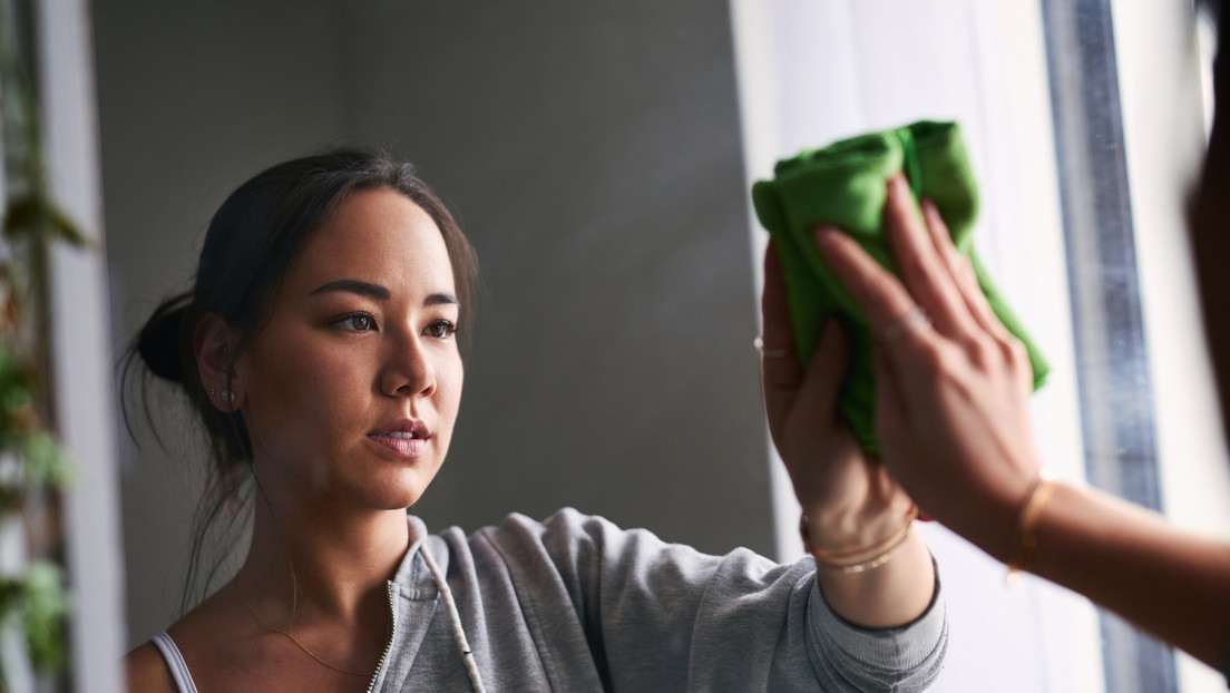Un entusiasta voluntario arruina una obra de arte al confundirla con un espejo sucio