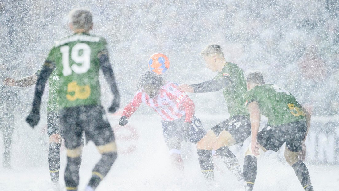 VIDEO: Futbolistas juegan una final bajo una tormenta de nieve extrema y uno palea la nieve él mismo