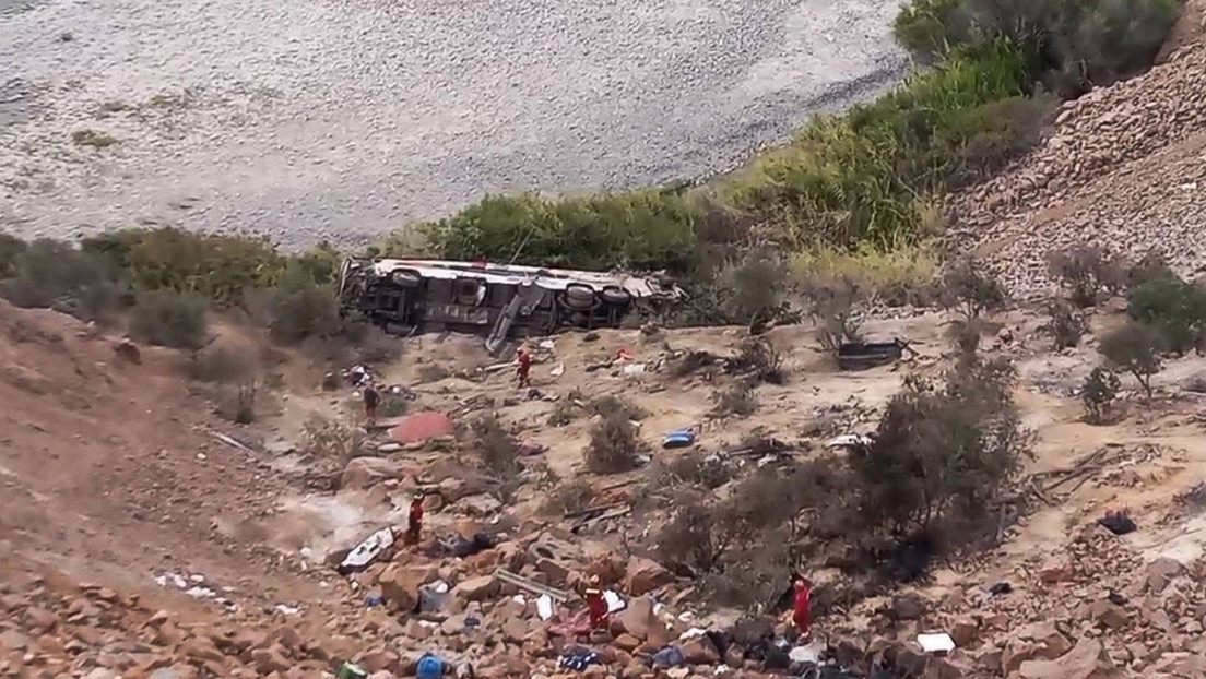FUERTE VIDEO: Bus cae a un abismo y deja decenas de muertos en Perú