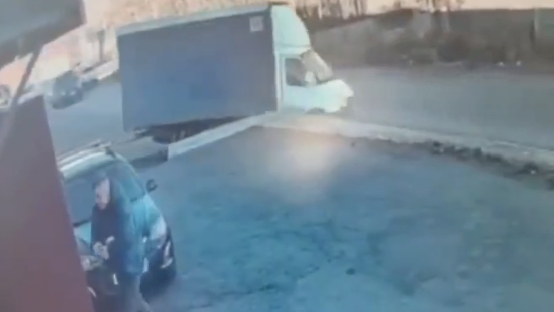 Infierno de fuego: masiva explosión de un camión envuelve en llamas todo a su alrededor (VIDEO)