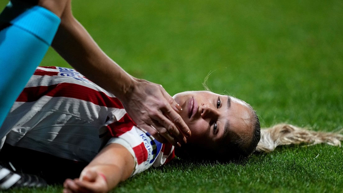 FUERTE FOTO: Futbolista queda inconsciente en pleno partido tras recibir un rodillazo en la cabeza