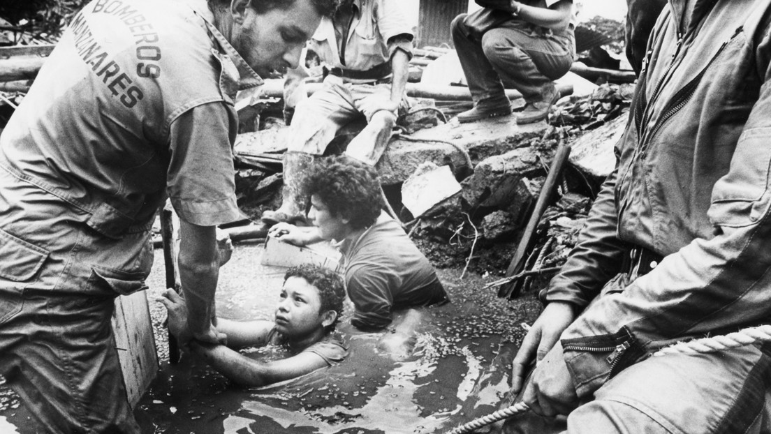 ¿Santa Omayra? Los 'milagros' de la niña que murió ante las cámaras en la peor tragedia de Colombia