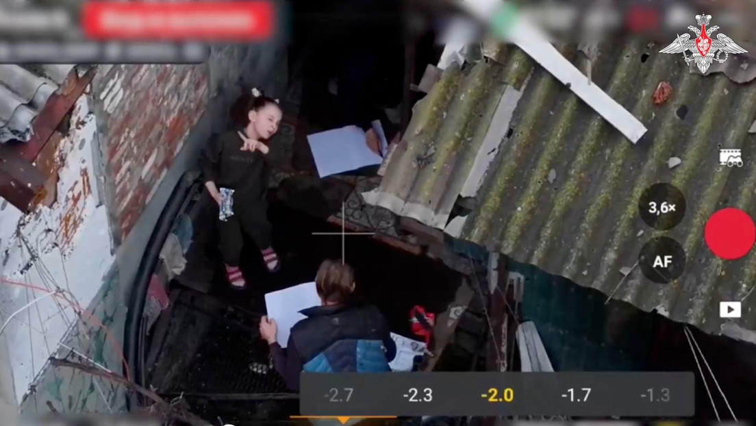 VIDEO: Militares rusos rescatan a una familia con una niña que vivió más de un año bajo bombardeos ucranianos