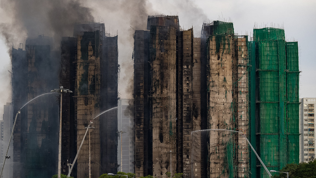 Esto es lo que queda de los rascacielos devorados por el incendio en Hong Kong (VIDEO)