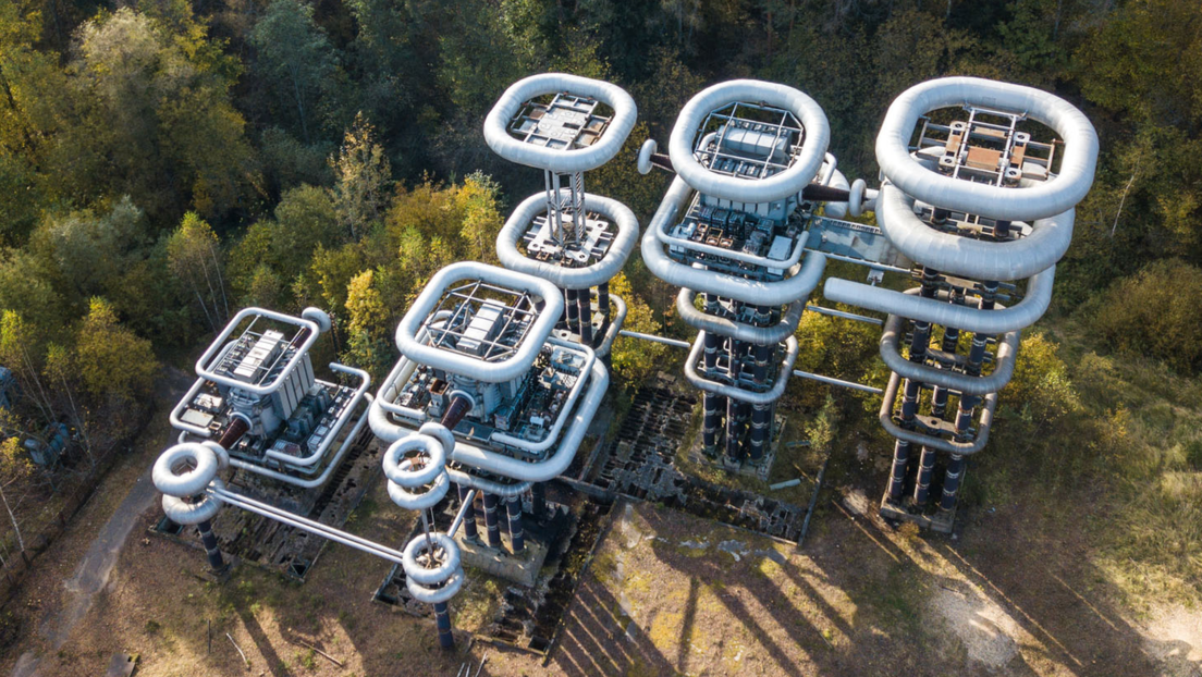 Las enigmáticas 'bobinas de Nikola Tesla' escondidas entre los árboles de un bosque de Rusia