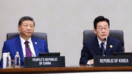 "Una puerta trasera": Xi regala un 'smartphone' al presidente de Corea del Sur y le reta en broma