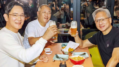 VIDEO: CEO de Nvidia come pollo frito con tanto gusto que causa revuelo en el mercado bursátil