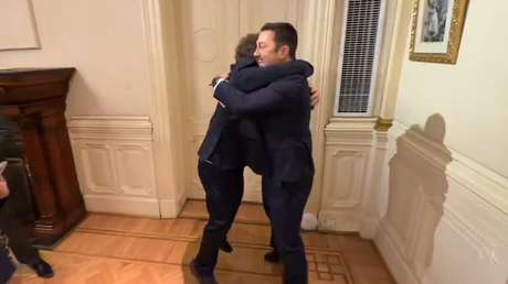VIDEO: El efusivo abrazo de Milei a su ministro de Defensa