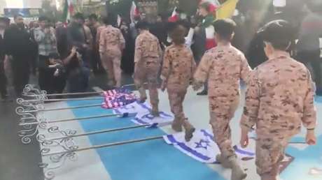 VIDEO: Jóvenes iraníes con uniformes militares caminan sobre banderas de EE.UU. e Israel