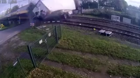 Tren impacta a toda velocidad con un camión atrapado en un cruce (VIDEO)