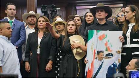 "¡Jamás lo callarán!": la viuda del alcalde asesinado en México asume su cargo con "el corazón destrozado"