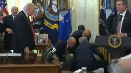 VIDEO: Una persona se desmaya en una reunión con Trump sobre salud