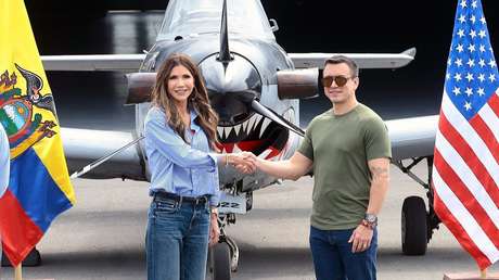 Secretaria cazamigrantes de Trump inspecciona instalaciones militares en Ecuador para posible base