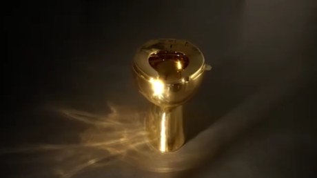 Inodoro de oro macizo en subasta: ¿en cuántos millones está el precio de salida?