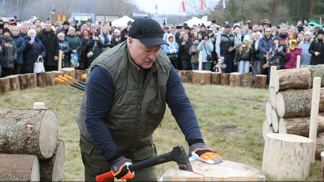 VIDEO: Lukashenko da una clase magistral de corte de leña