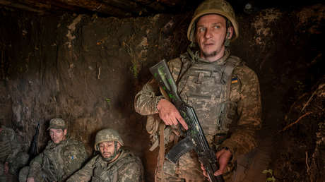 Exdiputado ucraniano: "Cada dos minutos, una persona abandona nuestro Ejército"