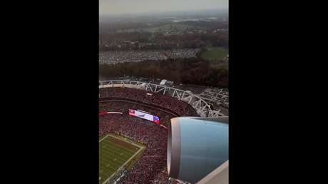 VIDEOS: Impresionante sobrevuelo del avión de Trump sobre estadio durante un partido de fútbol americano