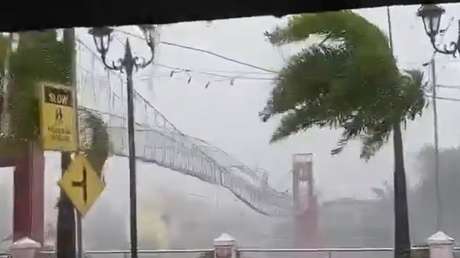 El tifón Fung-Wong 'se ensaña' con un puente colgante en Filipinas (VIDEO)