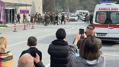 Hombre armado causa pánico en un canal turco y exige hablar con un presentador (VIDEO)