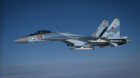 VIDEO DESDE LA CABINA: Así escoltaron Su-35 rusos el avión presidencial kazajo rumbo a Moscú