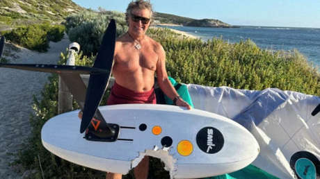 Tiburón embiste y arrastra bajo el agua a un surfista, arrancándole de una enorme mordedura la tabla (VIDEO)