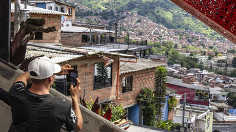 Una foto repleta de hombres que van a una turística ciudad de Colombia causa indignación en las redes