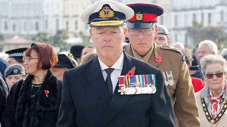 Hombre se viste de almirante y usa 12 medallas falsas en un acto conmemorativo