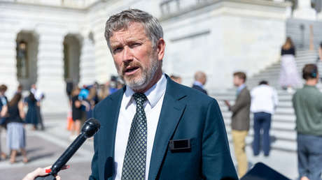 Congresista revela que archivos no publicados del caso de Epstein contienen nombres de 20 famosos