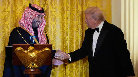 Príncipe heredero saudí bromea sobre llevar traje en siguiente visita a Trump (VIDEO)