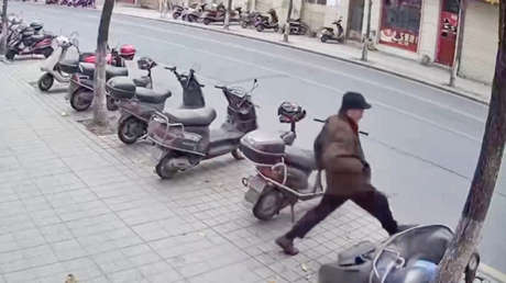 Karma instantáneo: intenta dañar una moto y termina en el suelo (VIDEO)