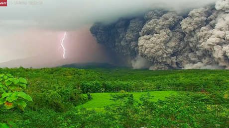 VIDEO: Tormenta durante erupción de un volcán