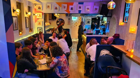 Un bar prohíbe la entrada a las personas solas y desata la polémica