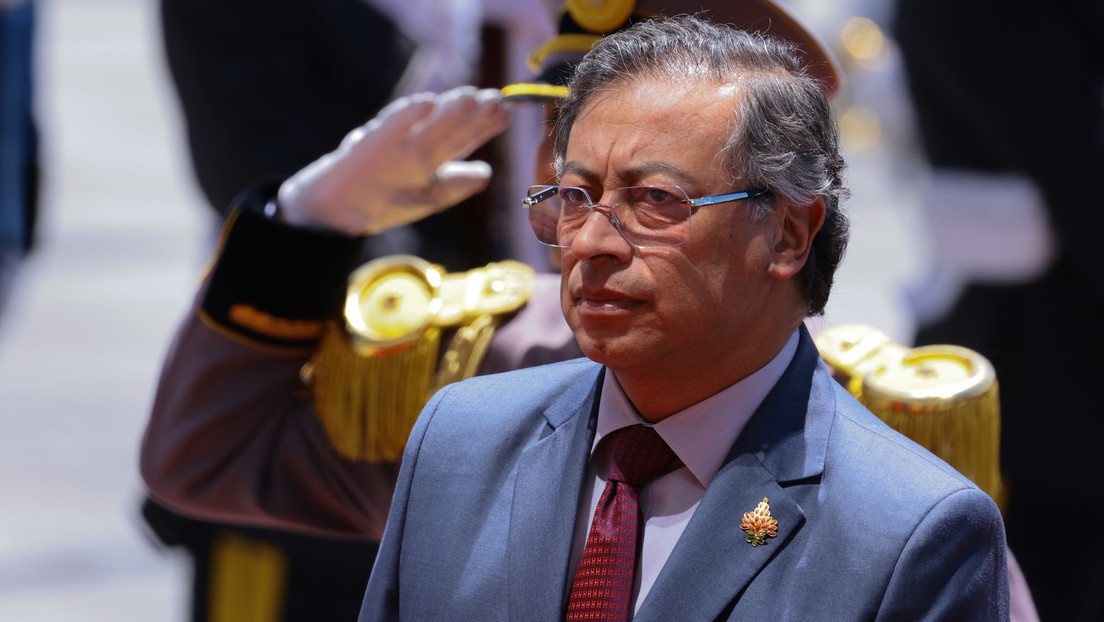 Petro pide a militares colombianos defender la 