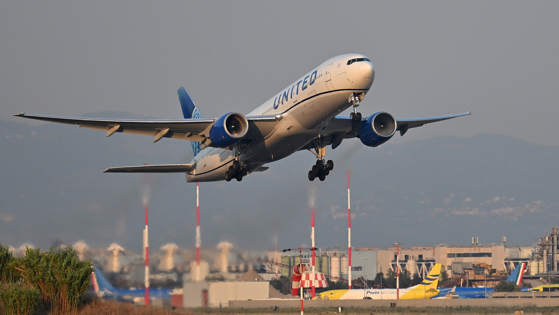 Un Boeing 777 sufre una falla de motor durante el despegue (VIDEO)