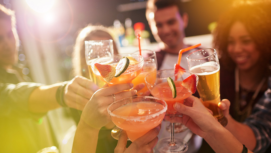 ¿El mejor 'icebreaker' o una ilusión peligrosa?: así hackea una noche de copas tu percepción social