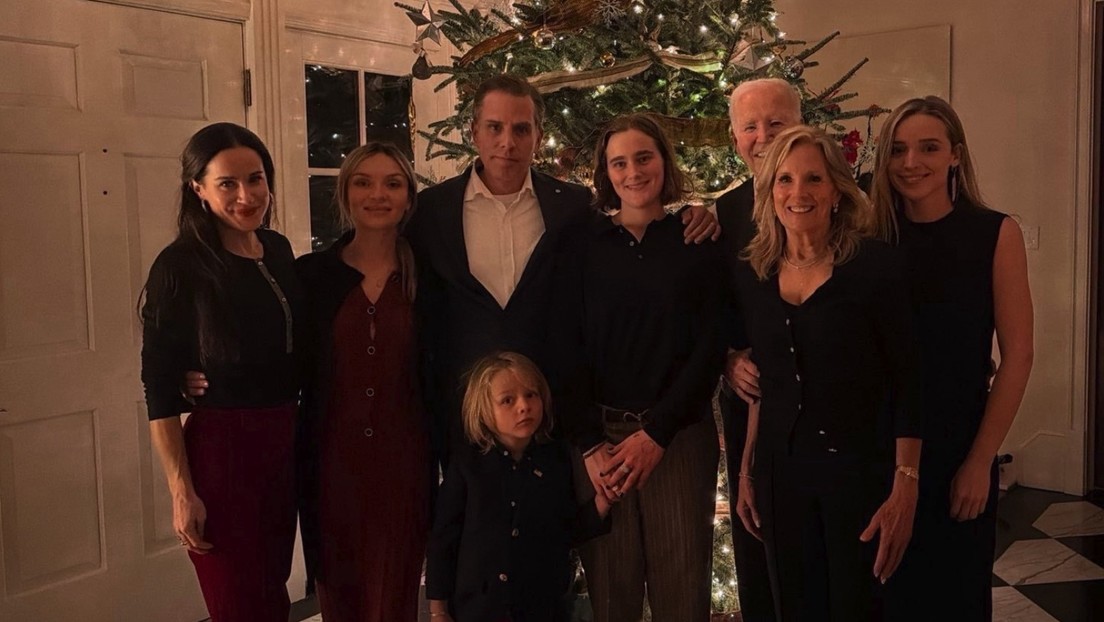 ¿Dónde está Joe? Foto navideña de los Biden desata burlas