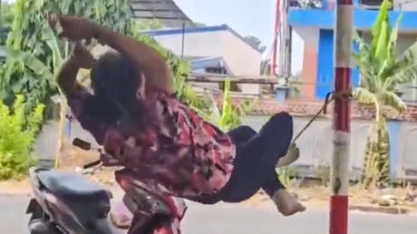 Vendedora toma un descanso en una delgada soga y deja boquiabiertos a los internautas (VIDEO)
