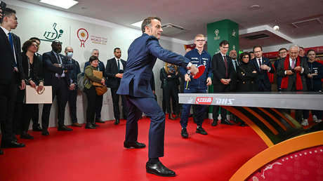 Macron desafía a campeones chinos de tenis de mesa (VIDEO)