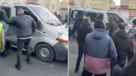 Ucranianos contra la movilización: vecinos atacan furgón y liberan a los retenidos (VIDEO)