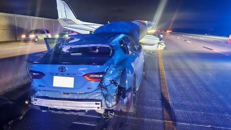 Avioneta colisiona con un coche durante un aterrizaje de emergencia en una autopista (VIDEO)