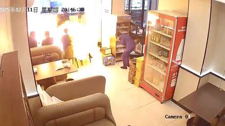 VIDEO: Una cena tranquila en China se convierte de repente en un caos