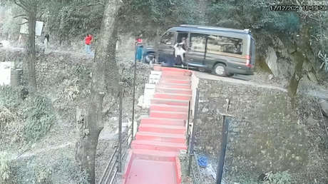 VIDEO: Dramático escape de pasajeros mientras autobús rueda hacia un barranco