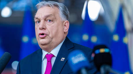 VIDEO: Orbán habla de los activos rusos mientras esquiva golpes de micrófonos