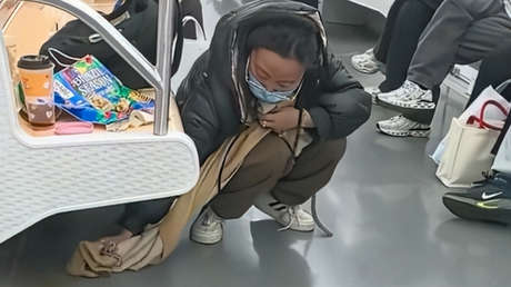 VIDEO: La reacción de una mujer tras derramar té en el metro asombra a las redes
