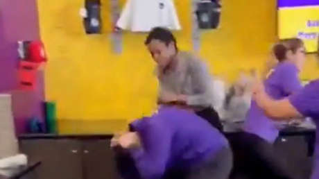VIDEO: mujer salta sobre un mostrador y ataca a un empleado que le pidió bajar la voz en un gimnasio